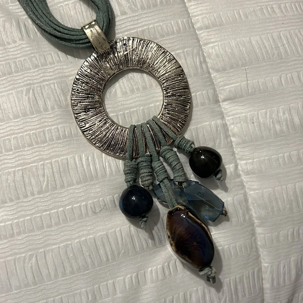 Necklace, beads and leather - Picture 4 of 5